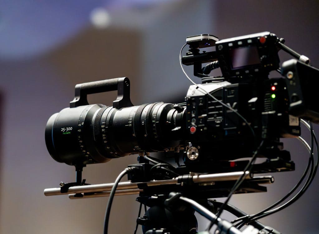 Câmera profissional de cinema montada em estúdio para produção de vídeo publicitário
