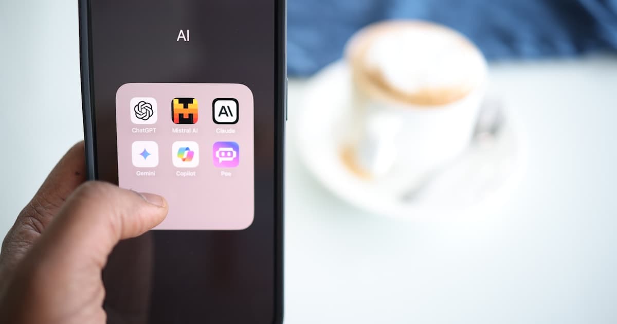 Smartphone exibindo aplicativos de IA como ChatGPT, Claude e Gemini representando a fragmentação da busca generativa